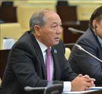 На сегодняшнем пленарном заседании Сената с депутатским запросом к Премьер-Министру РК Ахметову С.Н. выступил депутат Е.Астаев: