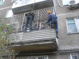 В Шымкенте мужчина застрял головой в балконной решетке