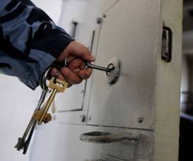 Угрожая топором, родной внук с приятелями ограбил бабушку